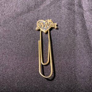 Vtg. Gold Filled “Mom” Bible/Book Page‎ Pin (Br)